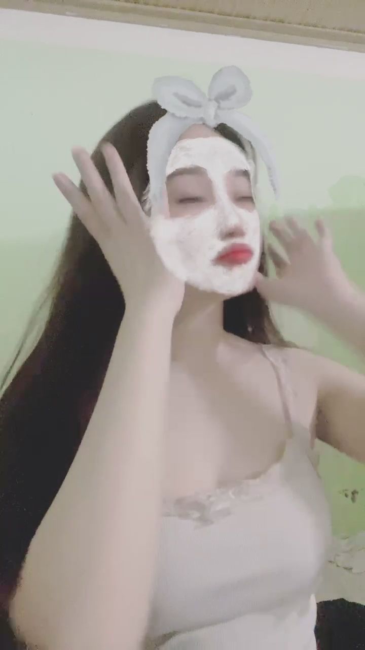  : 居家保養日常✨ 穿著細肩帶敷臉也要對著鏡頭可愛互動～ #居家日常 #女友感 #保養 #男友視角
