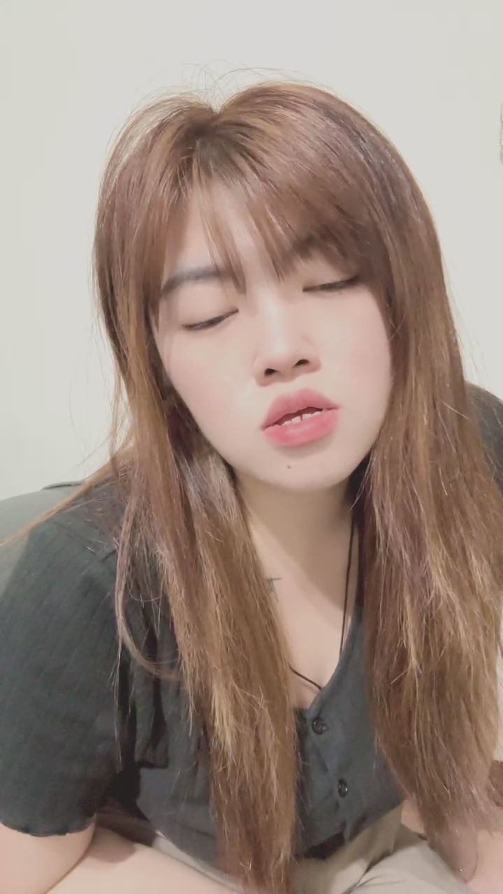  : 這樣的深情凝視，你抵擋得住嗎？🥺 靜靜看著你就很美好～ #慵懶 #微醺 #深情凝視 #直播日常