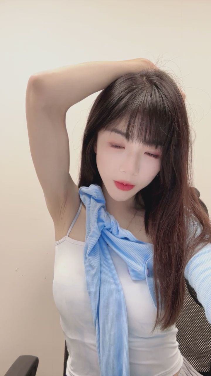  : 褪下外套的慵懶瞬間，只展現給你看🤍 #穿搭 #日常 #微露