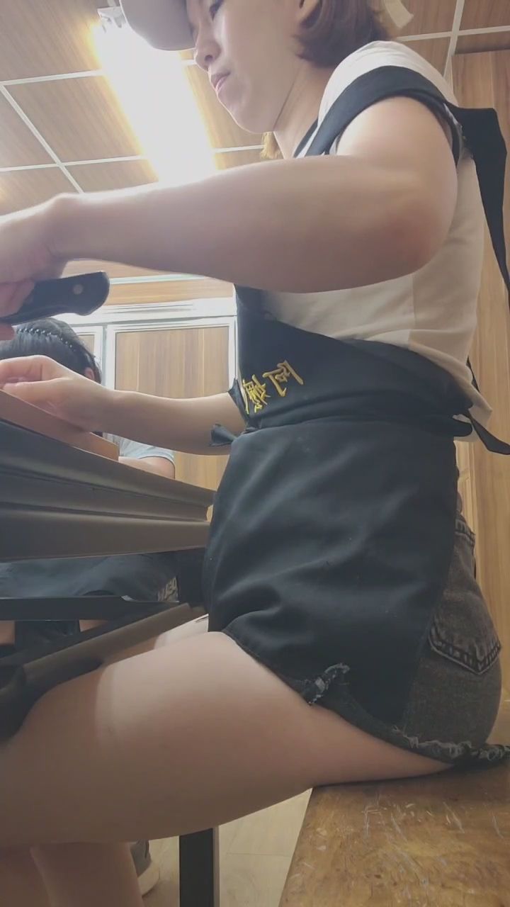  : 忙碌備料中的真實紀錄👀 認真的模樣最美麗！ #備料 #低角度 #日常視角