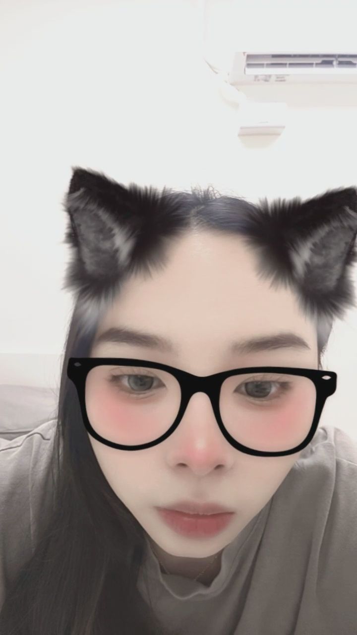 chiaybaby : 靠得這麼近!最後的微笑太犯規了吧😻💕 #天然呆萌 #心動瞬間 #貓系女友