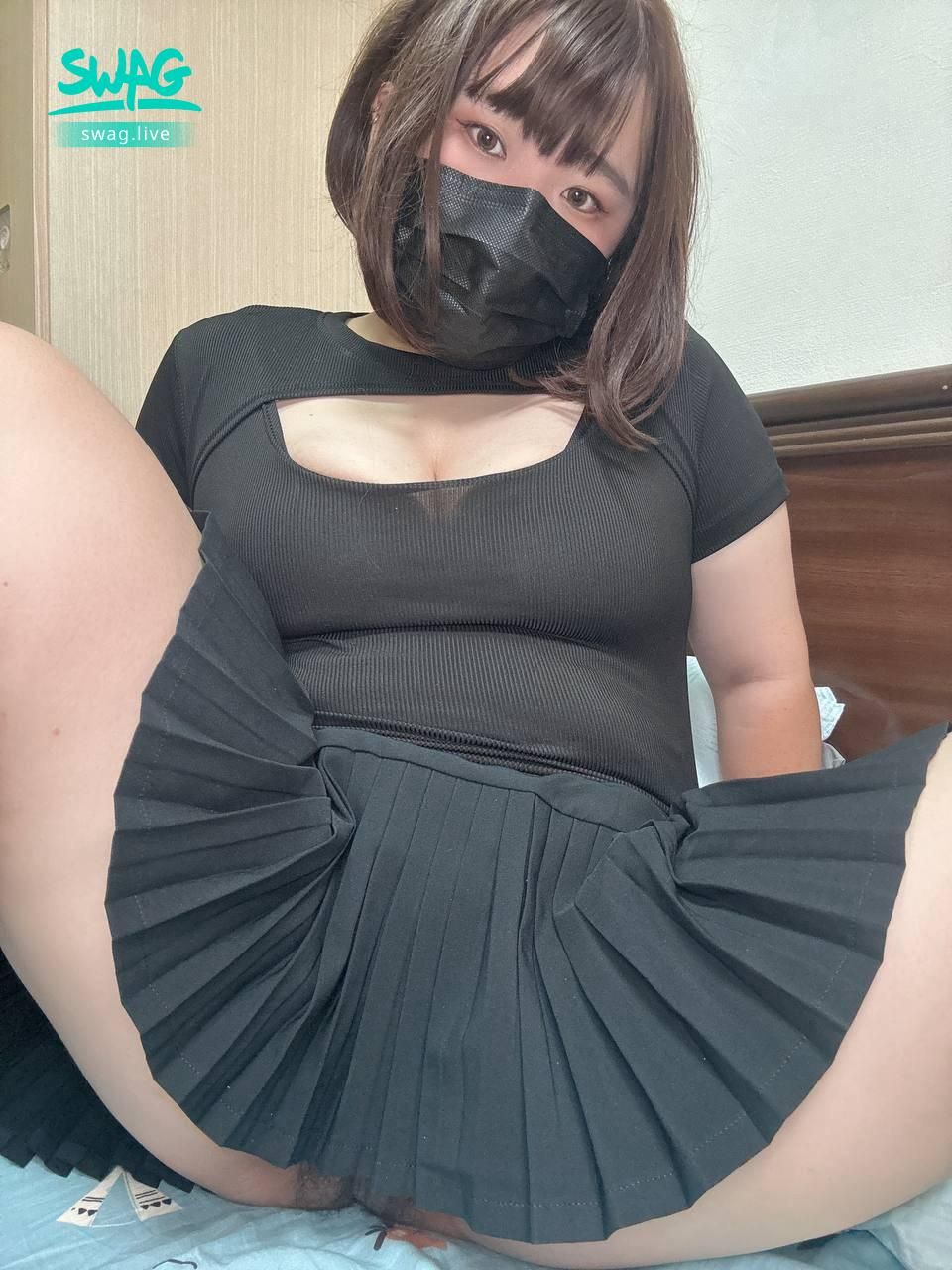 : 口罩藏住了表情 衣服也藏了一點小心思
有些東西不需要全部展現 留一點距離反而讓人更好奇
如果你剛好看到了這則貼文 你會選擇默默看完離開
還是留下來跟我多聊幾句❤️