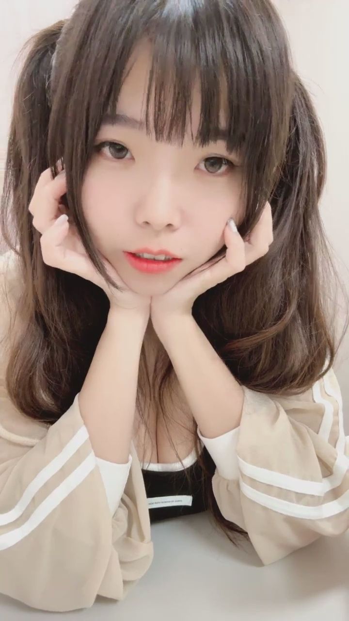  : 這樣調皮的我，你受得了嗎？😝 #調皮 #吐舌 #可愛女孩