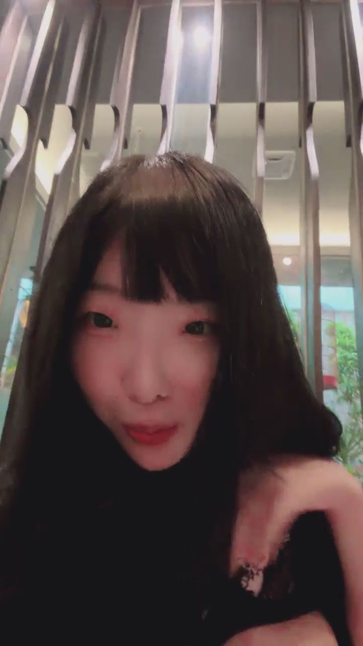  : 這個笑容跟身材真的太犯規了！熱情大笑緊接大膽展現，誰能扛得住這波攻勢？😍🔥 #熱情互動 #火辣身材 #性感展現