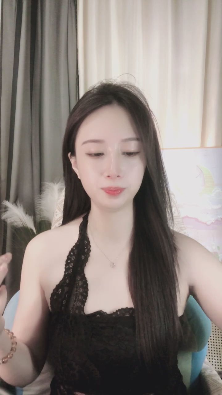 cla2627 : 這樣直勾勾地看著你喝飲料，心跳有漏跳一拍嗎？🫦🥤 #黑色蕾絲 #眼神交流 #性感日常 #微撩 #直播精華