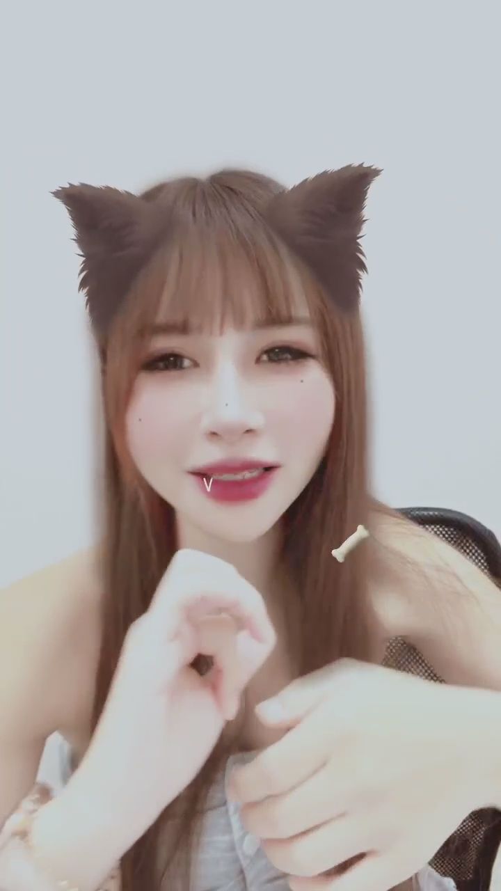  : 這一撩髮，心都跟著亂了...💓 #撩人 #氣質美少女 #心動 #甜笑