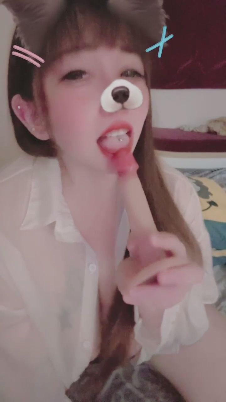  : 靈活舌尖與玩具的誘惑交織，擋不住的性感魅力✨ #性感日常 #挑逗瞬間 #白襯衫