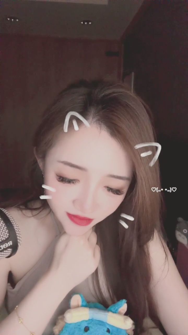itsvina : 這樣看著你,有沒有讀懂我的眼神?👀✨今晚的專屬視線只留給你😍
#直播日常 #眼神交流 #心動時刻
