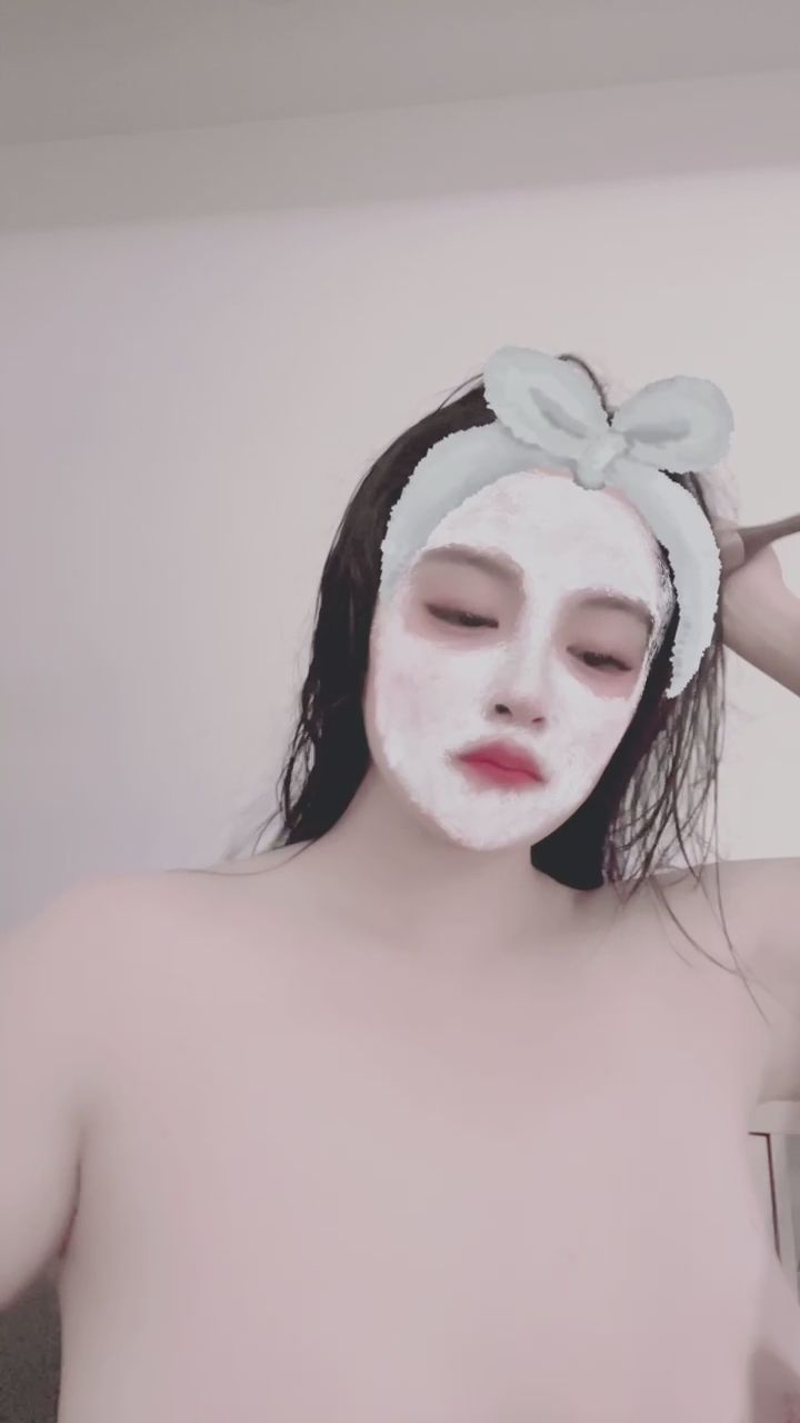 lenababy : ✨直播花絮✨剛洗完澡的半裸模樣最誘人🧖‍♀️✨ #居家 #私密時光