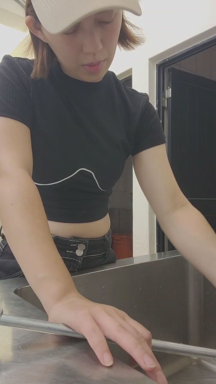  : 認真工作的背影最迷人，這個規律的洗滌節奏你給幾分？🔥💦 #性感曲線 #日常視角