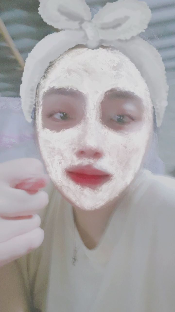  : 敷著面膜也不忘逗你😉 過來陪我嗎？ #女友視角 #日常互動 #俏皮