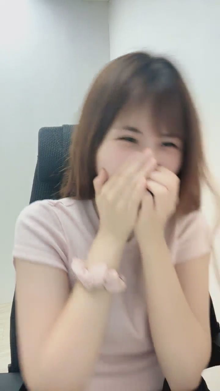  : 這笑容誰能抵擋？快來感受滿滿的元氣電力！ 😍 #甜美主播 #心動瞬間 #互動