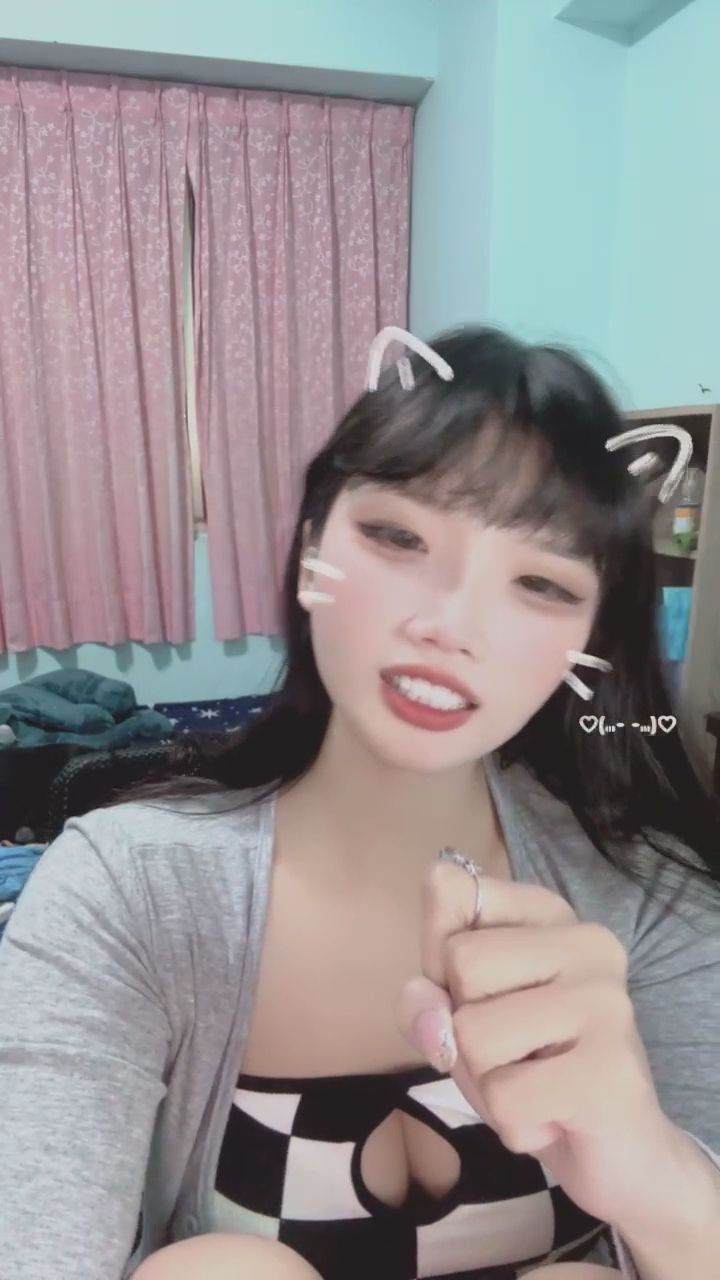  : 自然系的甜美互動，這份溫柔讓人想一看再看～💕 #自然系女孩 #撩髮 #心動