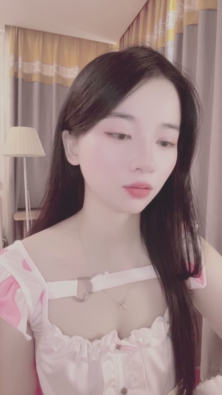 cla6642 : 溫柔的眼神只為你停留🥺 整理長髮的慵懶瞬間，有沒有一點點心動？ #長髮女孩 #溫柔日常 #女友感