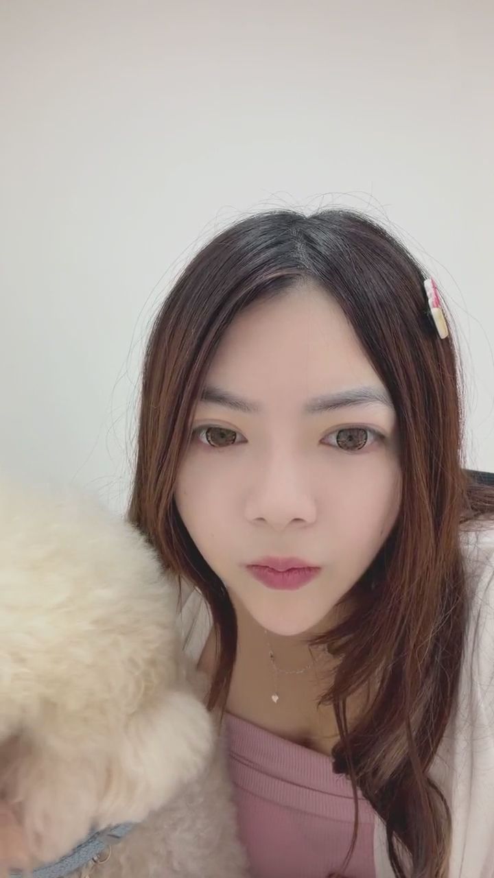  : 我和狗狗誰比較可愛？快來直播間告訴我！🐶💕 #萌寵 #甜美 #心動 #日常