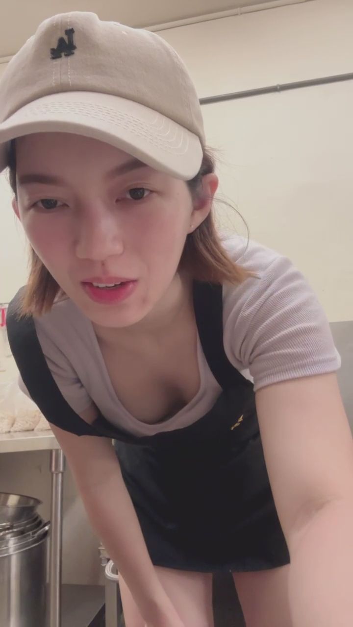  : 認真準備餐點的樣子最迷人！要一起來幫忙嗎？❤️🍳 #廚房日常 #正妹 #甜美笑容 #男友視角