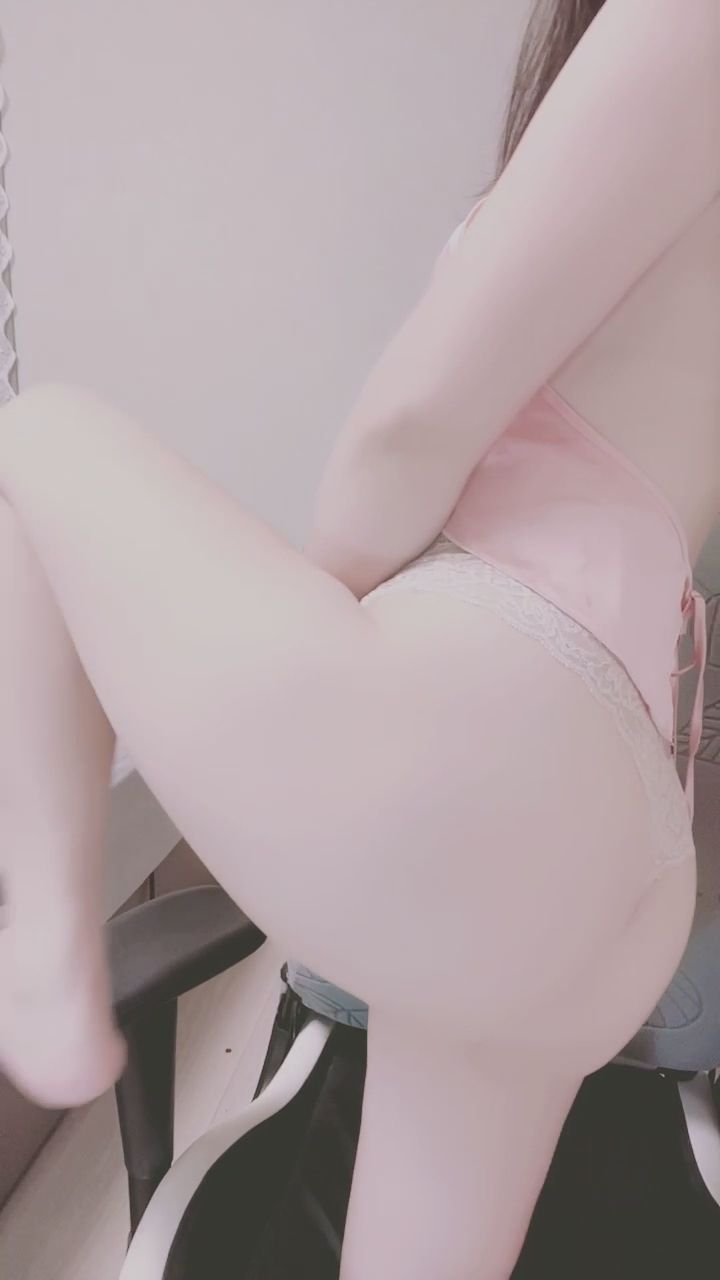 faye_faye : 粉色蕾絲的誘惑姿態，每一個動作都充滿張力... 🔥💋 #蕾絲內衣 #曲線 #性感身材