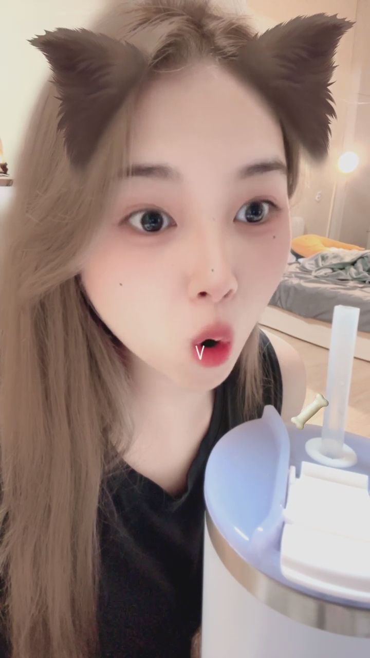  : 原本專心喝飲料，結果反應也太可愛了！一定要看到最後😂 #反差萌 #真實反應 #搞笑