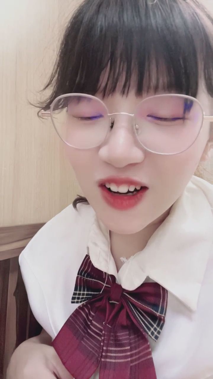  : Babe湊這麼近看我