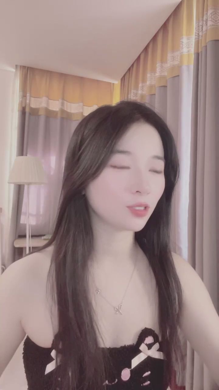 cla6642 : 只想這樣靜靜看著你～🥺✨ #甜美 #直播 #心動 #日常