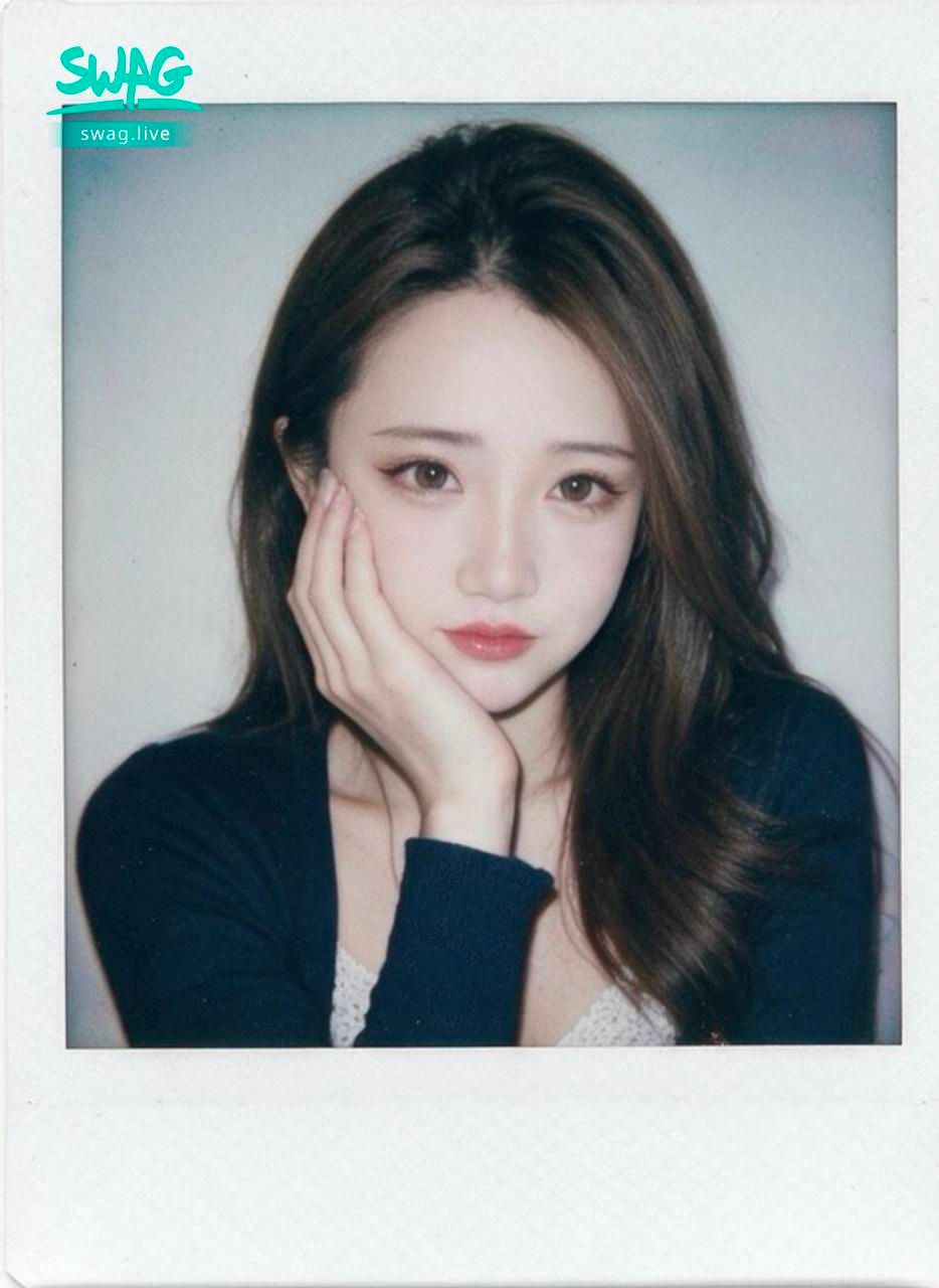itsvina : 拍立得復古溫柔風📷
把今天的碎片定格在拍立得裡 🎞️
左邊還是右邊,哪一張更像你眼中的我呢?😍
#拍立得日記 #溫柔日常 #私藏碎片