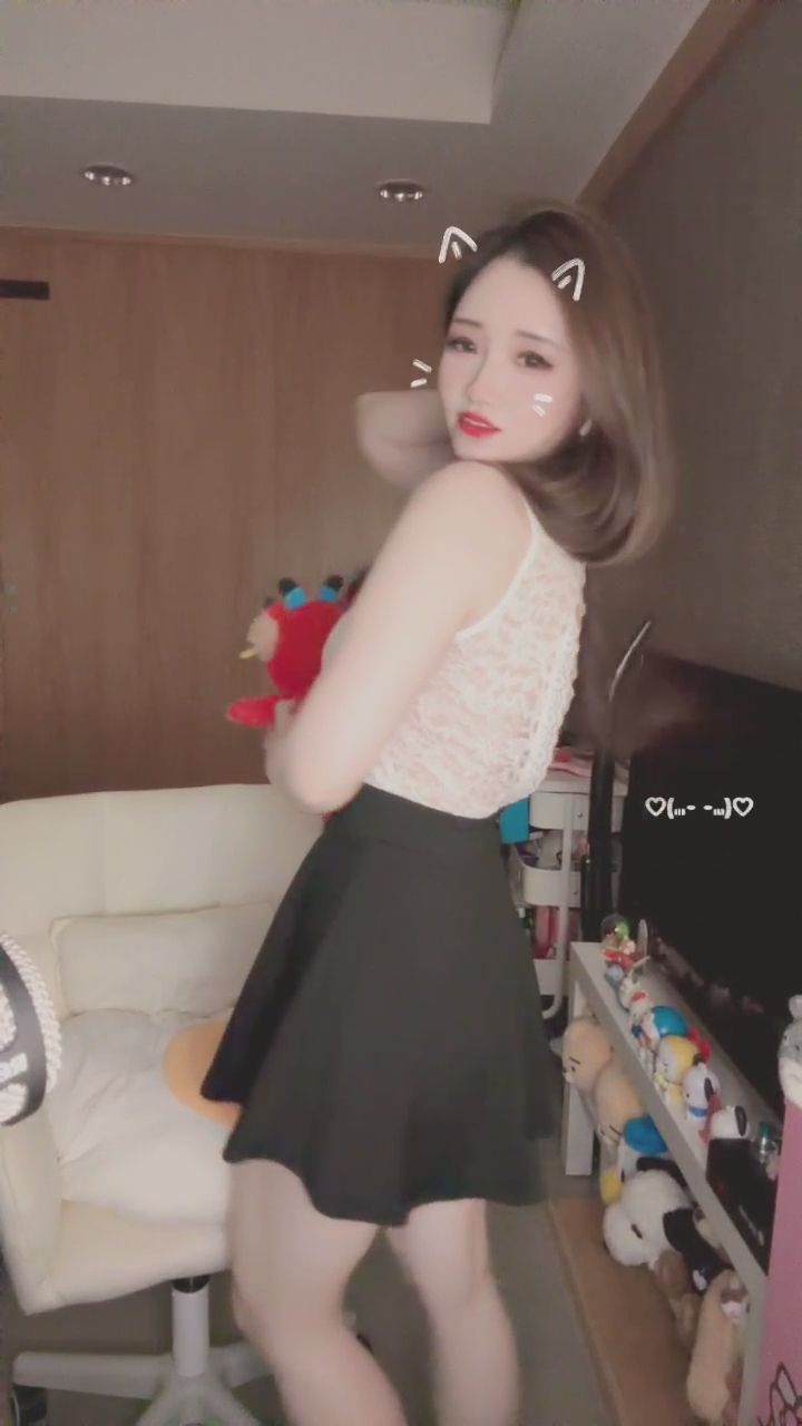 itsvina : 今天的穿搭喜歡嗎🥰只有認真看到最後的人才看得到我的小心機喔🤫✨
#直播日常 #蕾絲小心機 #女友穿搭