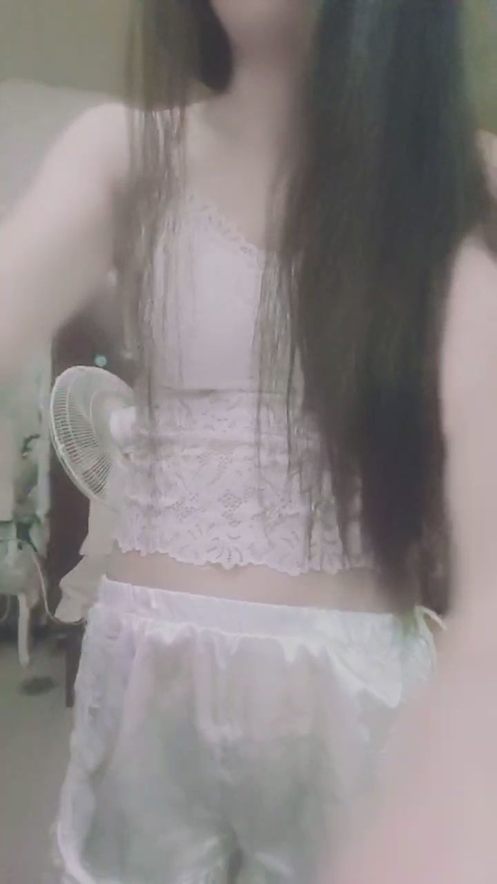  : 今日份的穿搭展示，白色蕾絲與絲滑緞面，你喜歡這個風格嗎？🤍✨ #穿搭分享 #日常穿搭 #蕾絲 #性感穿搭 #ootd