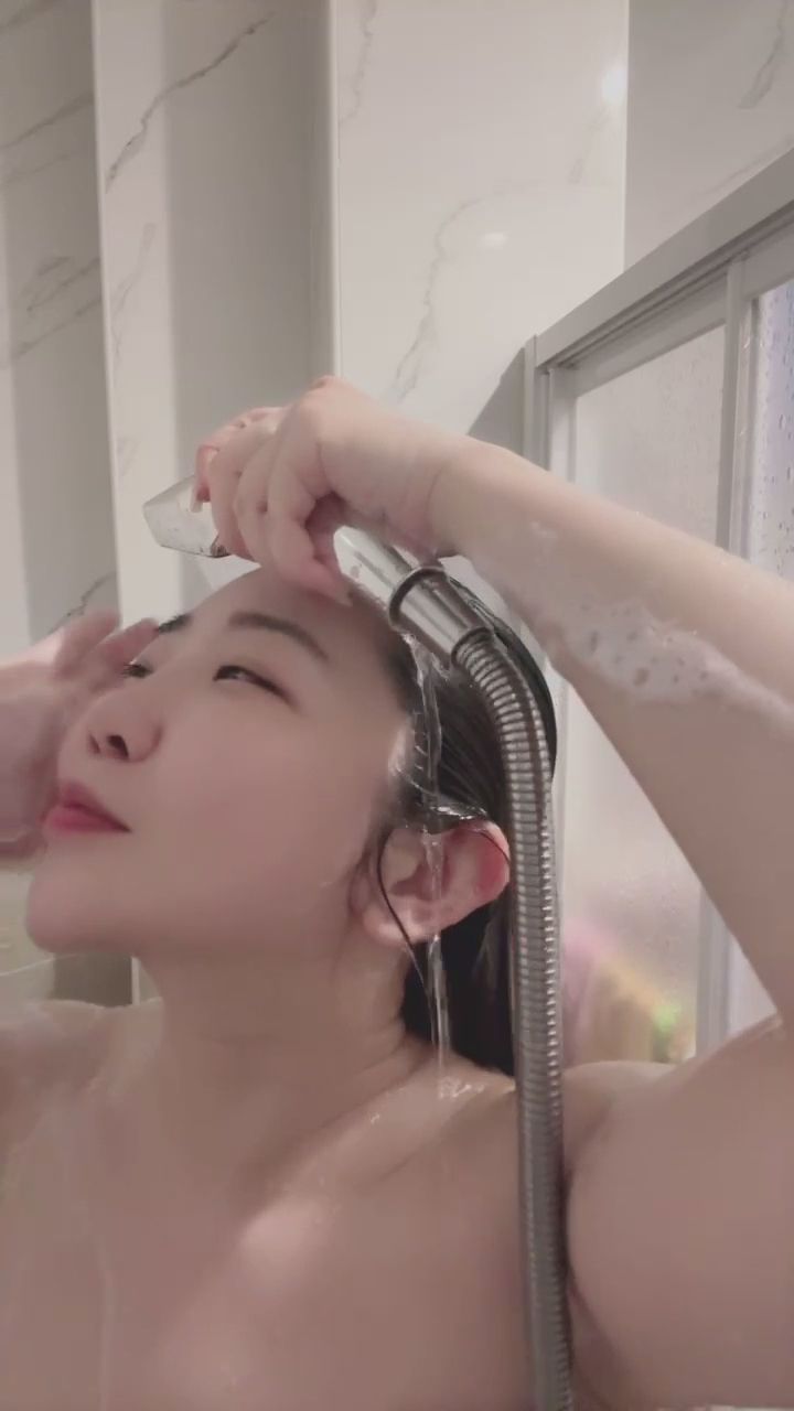  : 享受溫暖的泡泡浴時光！🚿🫧 #沐浴 #泡泡浴 #濕身