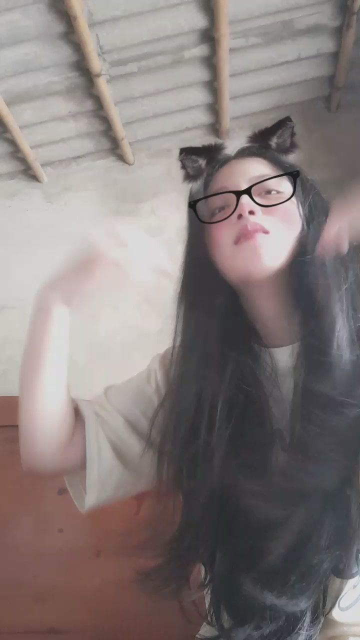  : 想再靠近一點看我嗎？🐈‍⬛👓 #貓耳娘 #眼鏡娘 #近距離 #女友感 #視角互動