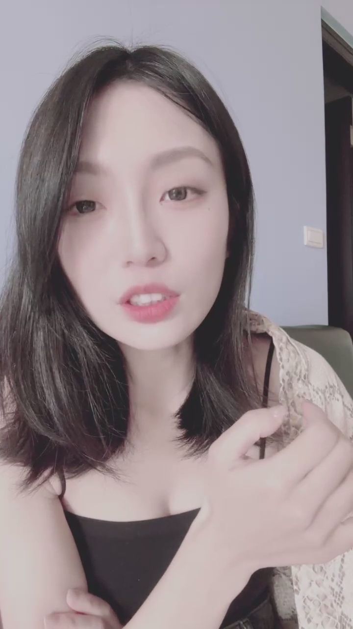  : 指尖輕觸唇邊，此刻我的眼裡只有你... ✨ Babe#溫柔視角 #曖昧時刻