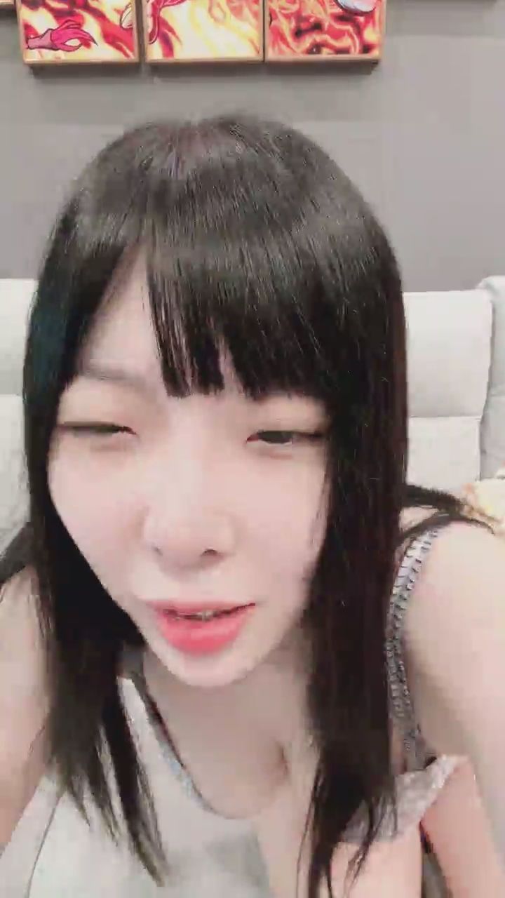  : 完美蜜桃曲線大公開！轉身褪下衣物的瞬間讓人完全淪陷 🍑 #曲線美 #脫衣 #極限誘惑