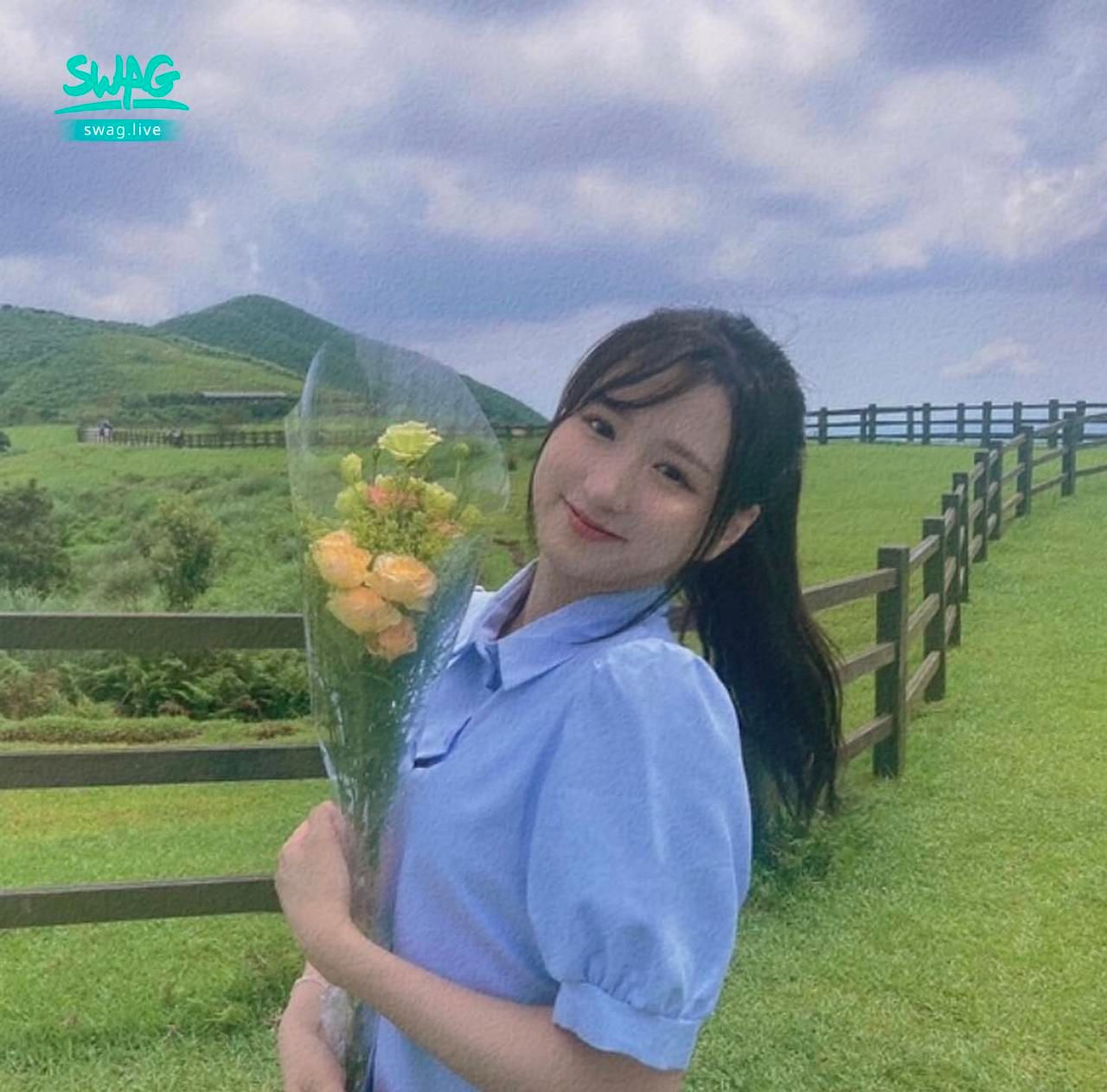 tofu__ : 以為在拍偶像劇,結果只是來看牛牛🐮💕
來都來了
先當一下草原女主角🤣🤣
想把這一幕存進夏天裡🏖️
#小豆腐 #戶外耍廢
