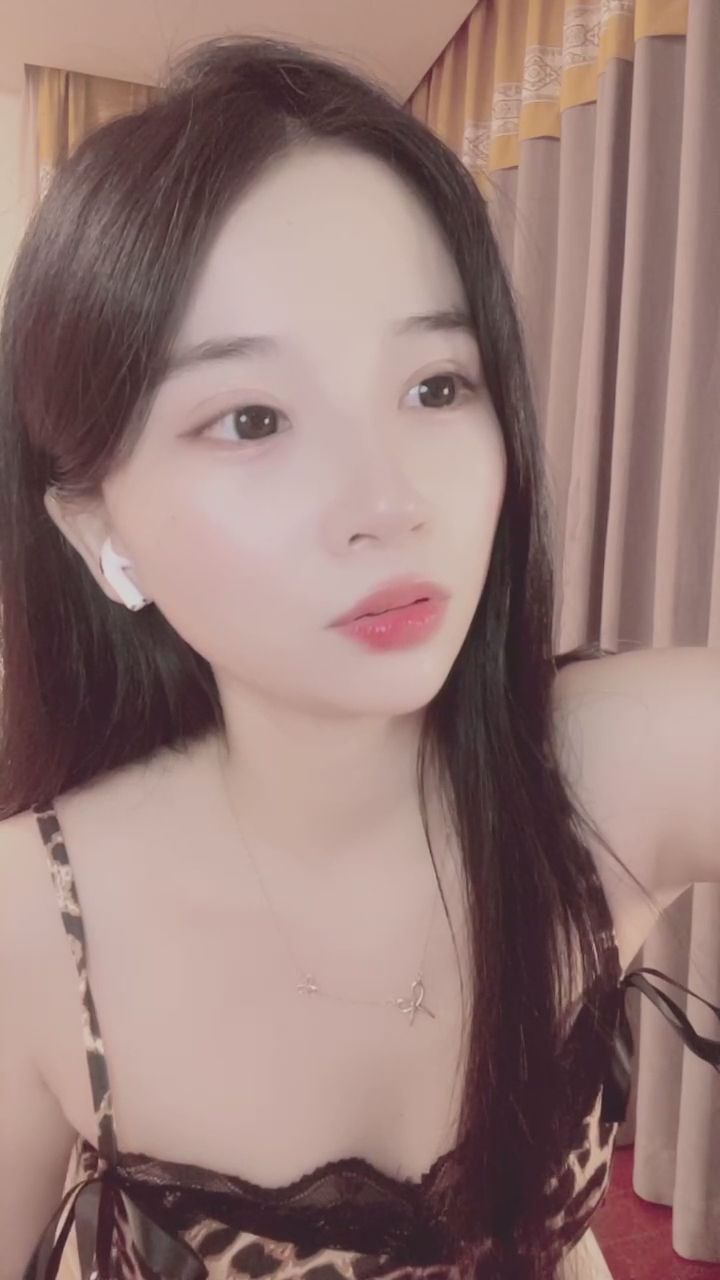  : 溫柔豹紋女神的親切問候，靠近鏡頭的那一刻心都融化了💖 #直播 #豹紋 #心動瞬間