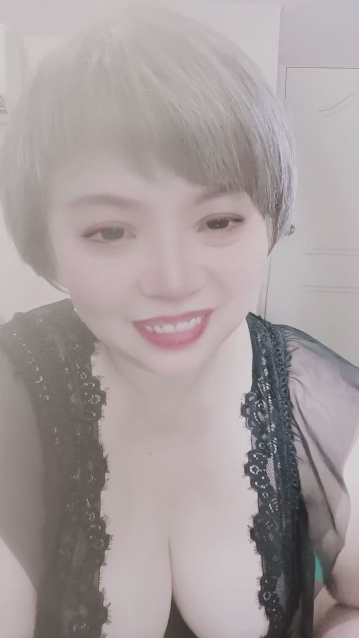  : 想聽聽我的真心話嗎？快來陪我聊聊天😘 #短髮女神 #黑色蕾絲 #親密互動 #知性魅力
