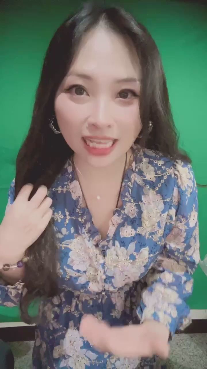  : 為你轉一圈Babe，碎花洋裝好看嗎？👗✨ #穿搭分享 #直播精華