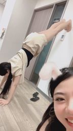 yo225250 : 願賭服輸!淺色套裝正妹的極限倒立懲罰,這視角真的太拼啦😳 #倒立 #懲罰挑戰 #正妹 #互動