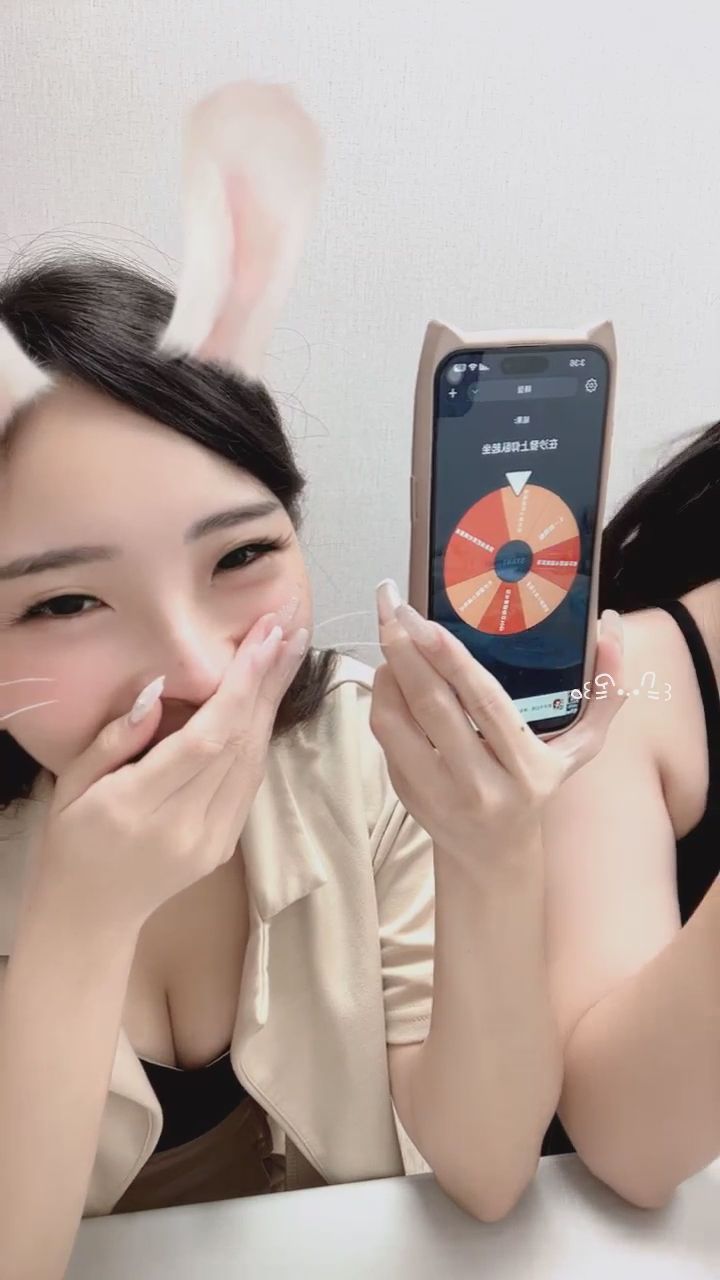 yo225250 : 命運轉盤結果出爐！激動到直接轉移陣地撲向沙發啦🎲 快來看看發生什麼事～ #轉盤遊戲 #直播日常 #互動
