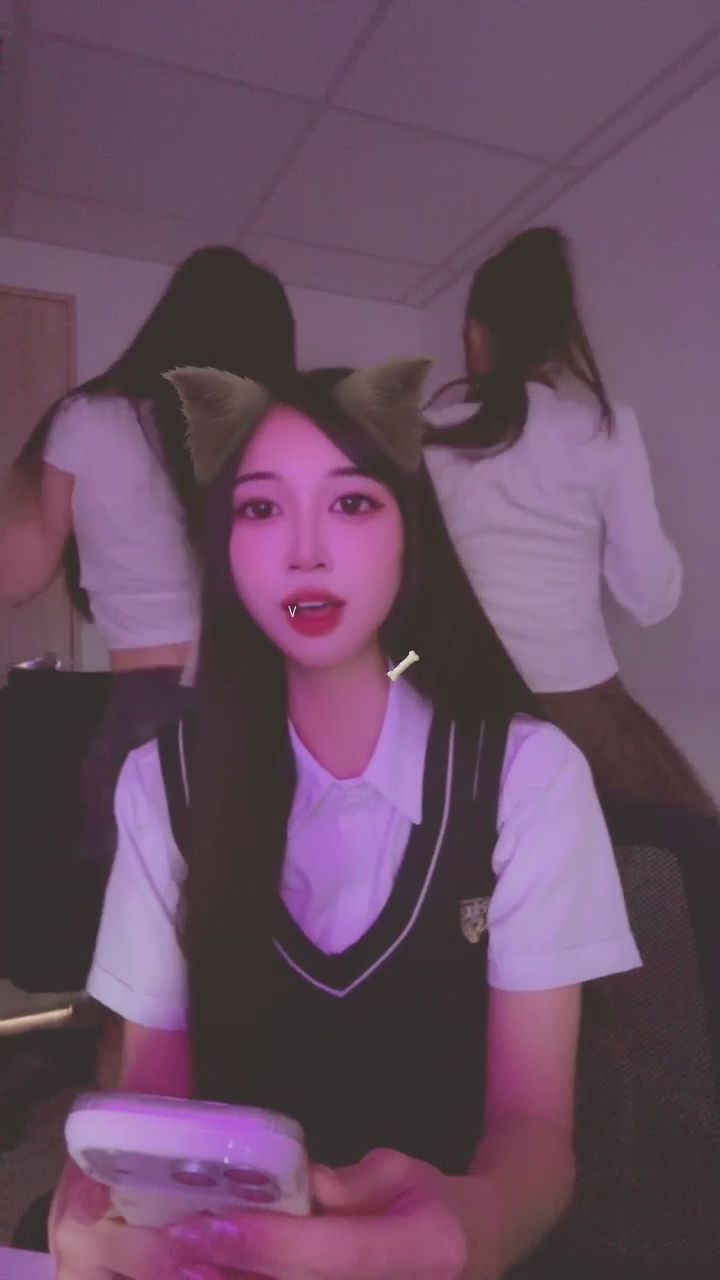 nn_17209 : 深夜專屬福利！貓耳制服女孩們的動感熱舞派對，誰才是你的最愛？🐈‍⬛✨ #貓耳 #制服女孩 #熱舞 #深夜福利