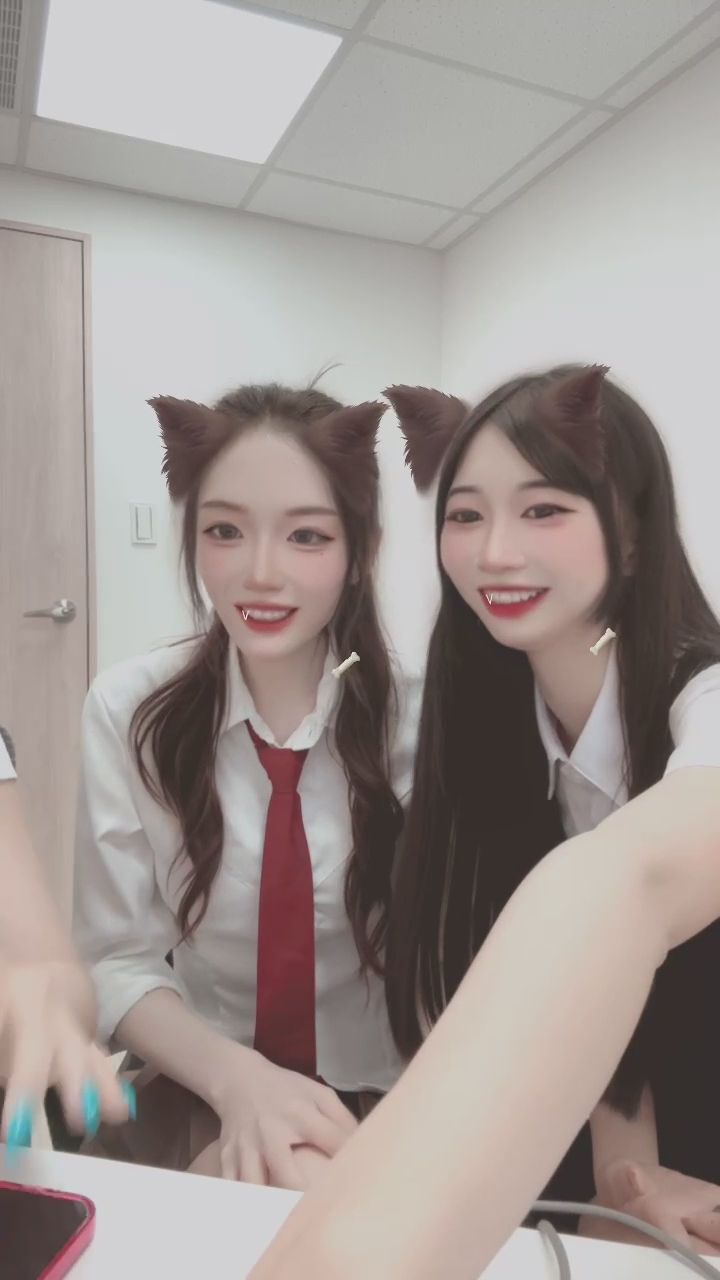 nn_17209 : 喵～制服女孩們的青春舞蹈派對來了！這波愛心暴擊你收到了嗎？💕🐾 #制服誘惑 #貓耳 #愛心舞 #青春活力