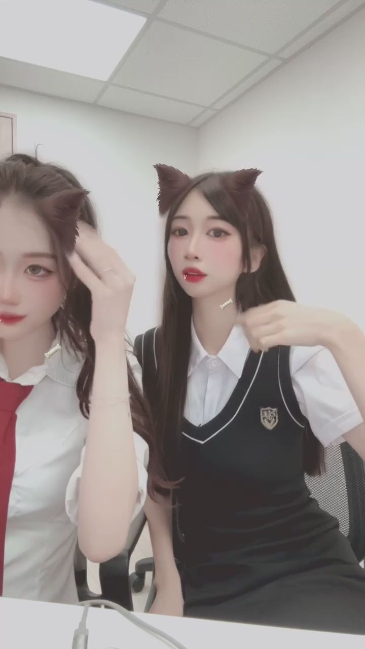 nn_17209 : 貓耳學妹的親密日常！幫忙整理領帶的瞬間太讓人心動了吧～😳👔 #貓耳學妹 #制服 #親密互動 #心動瞬間