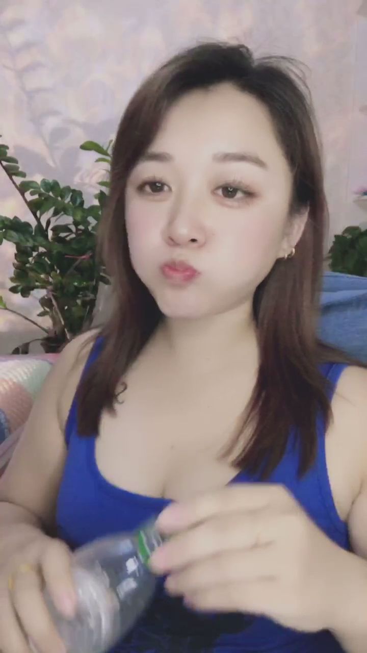  : 甜美的酒窩搭配最自然的互動，這樣的笑容誰能抗拒？💙 #酒窩 #甜美互動 #心動瞬間