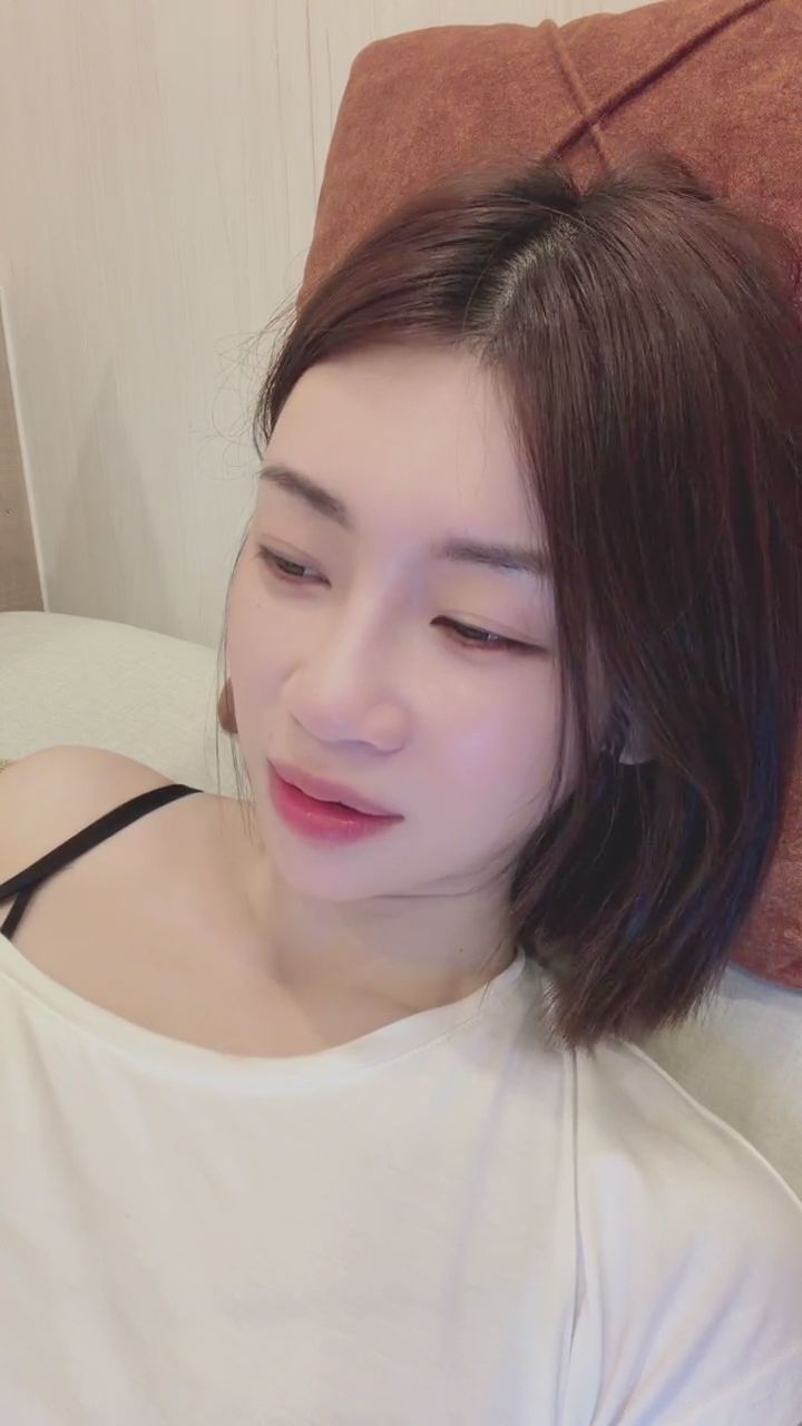 olivia__ : 這一個吻是專屬你的 😘 陪我一起度過慵懶的午後吧! #女友感 #甜美 #日常 #心動瞬間