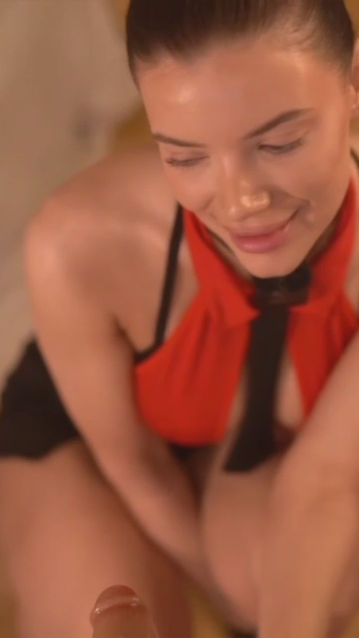  : 穿著制服這樣咬唇盯著你看，你還坐得住嗎？😏🔥 #制服誘惑 #眼神殺