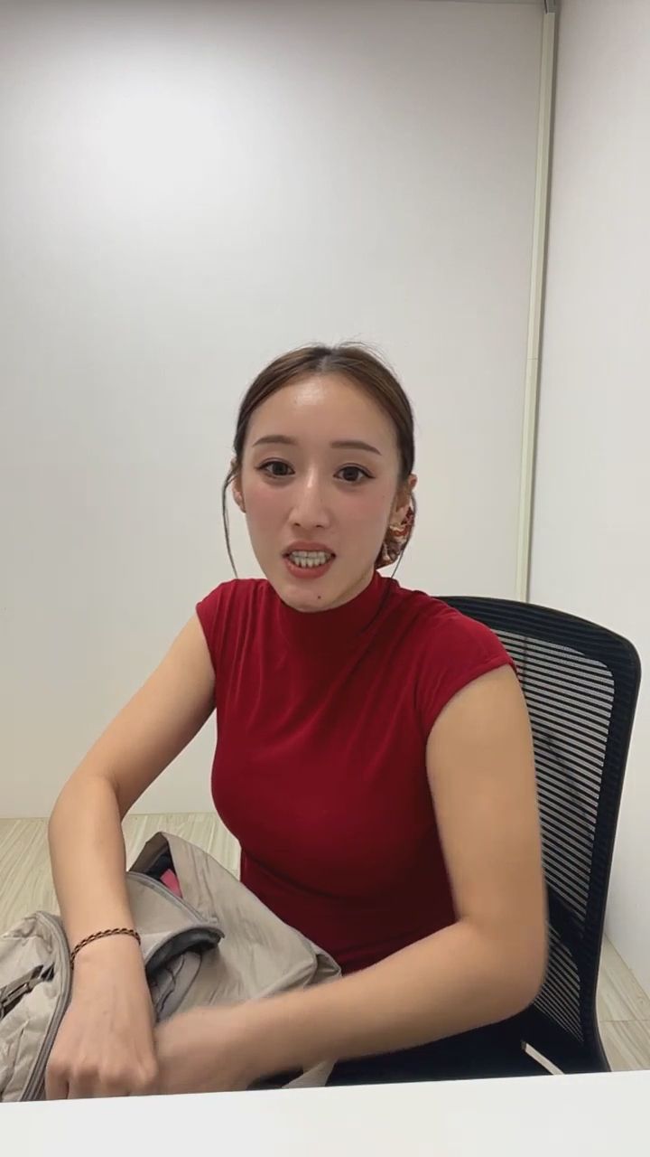 sssanax : 準備下班啦！全身穿搭大公開，記得來看我喔～👋 #穿搭展示 #下班日常 #紅衣女孩