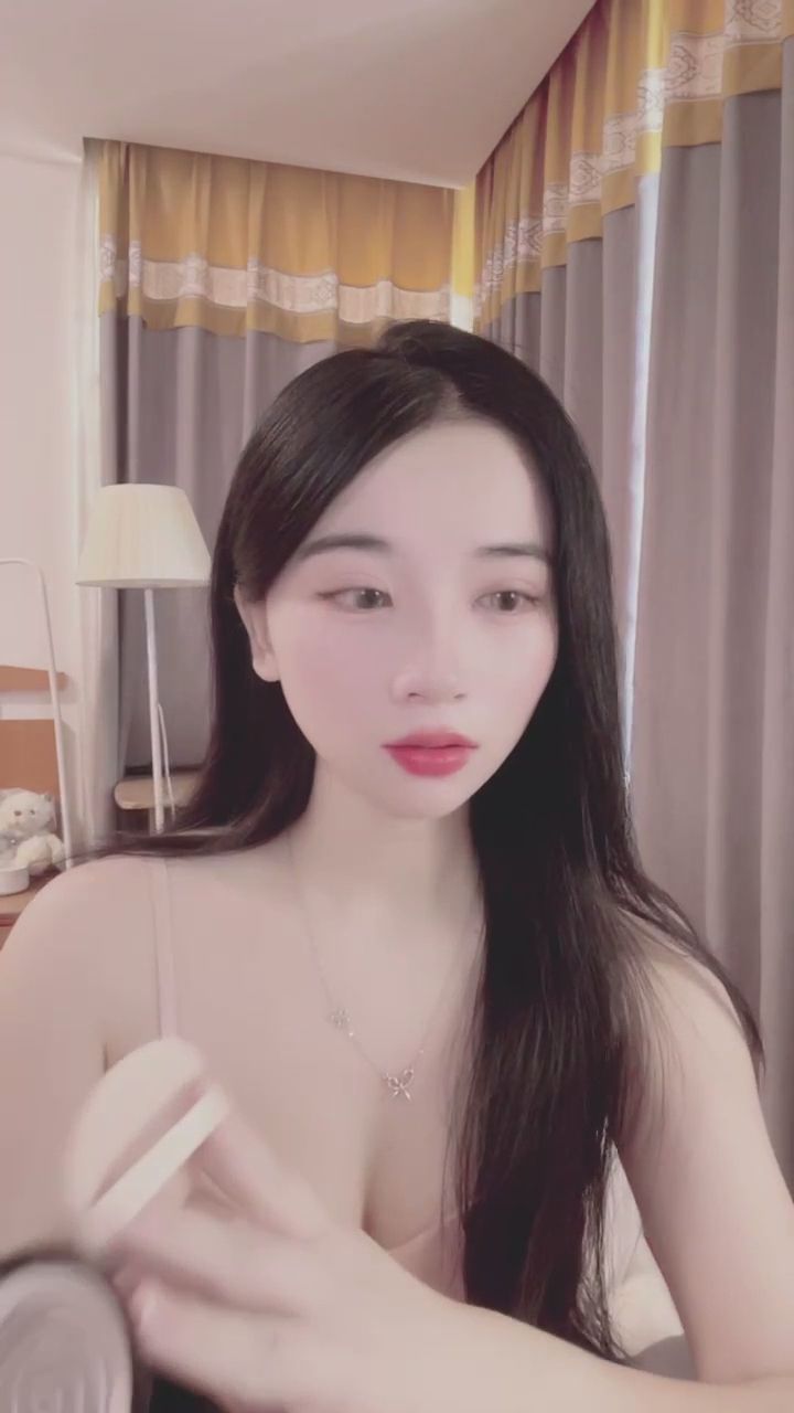  : 認真補妝的瞬間，不小心洩漏了小心機💖 #日常 #微性感 #心動
