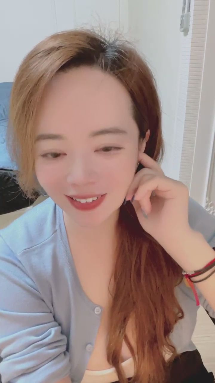 molly_0708 : 一個伸懶腰就讓人目不轉睛,這身材誰能抗拒?💖 #甜美 #自然美 #性感曲線
