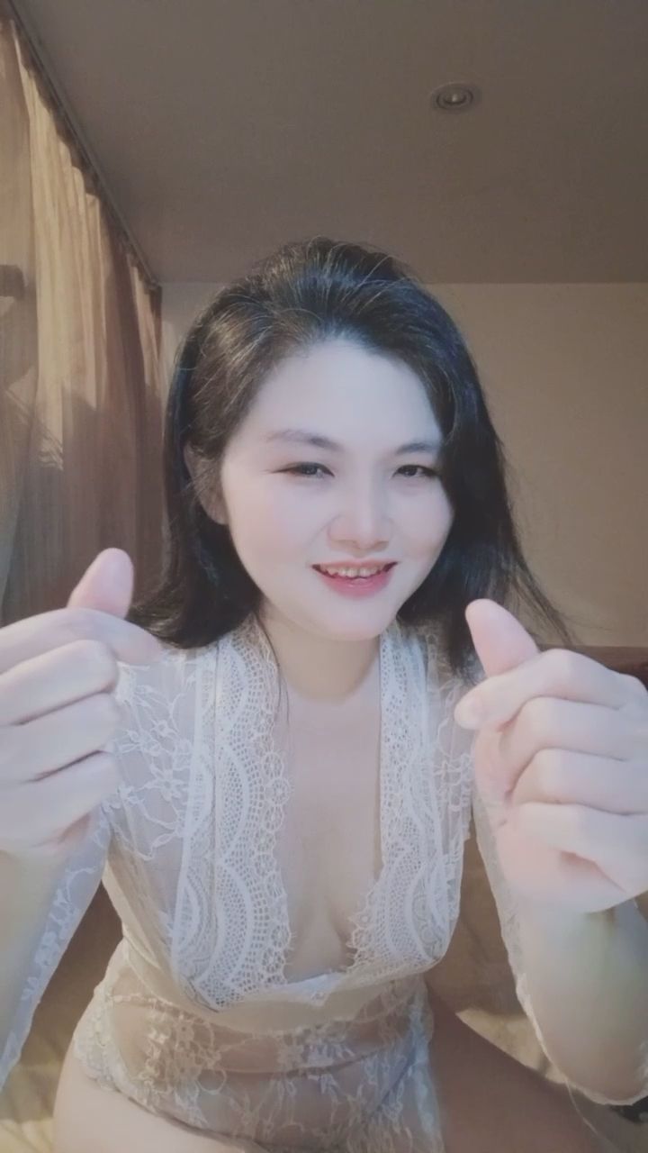  : 收下我的專屬愛心了嗎？💕 靠近一點，感受這份心動瞬間！ #蕾絲 #手指愛心 #心動互動 #甜美女孩