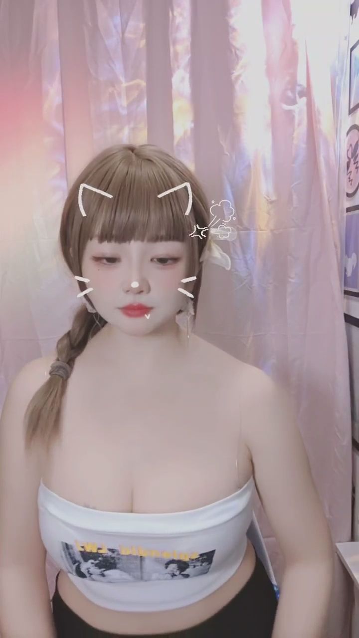 ane8565 : 今晚的表情有點豐富,俏皮吐舌你給幾分?😜 #俏皮互動 #日常分享 #可愛