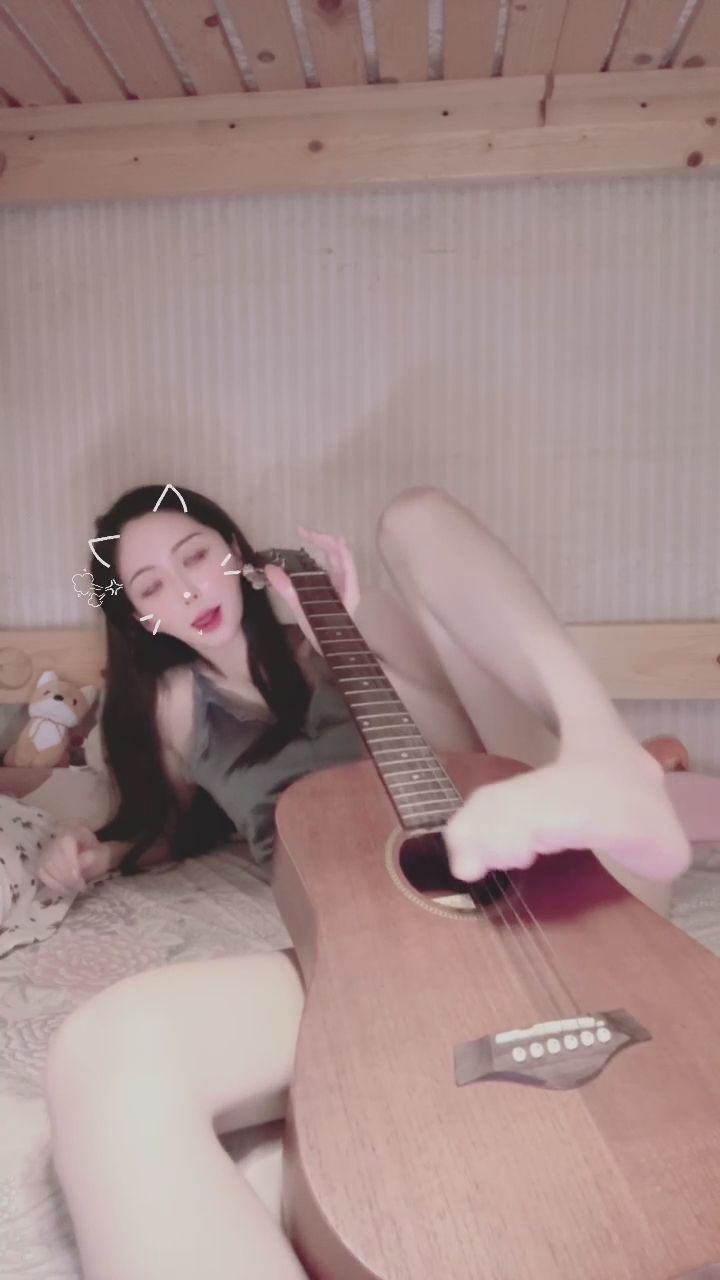 ve_venus : 用腳趾彈吉他你見過嗎？🎸✨ #特殊才藝 #可愛Babe