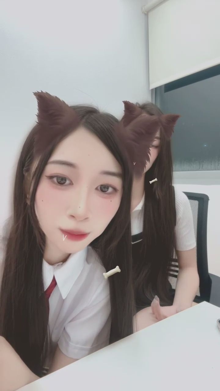  : 雙倍的可愛爆擊！這對同步率100%的貓耳雙子星，誰能拒絕得了？🐾✨ #貓耳 #雙人互動 #神同步